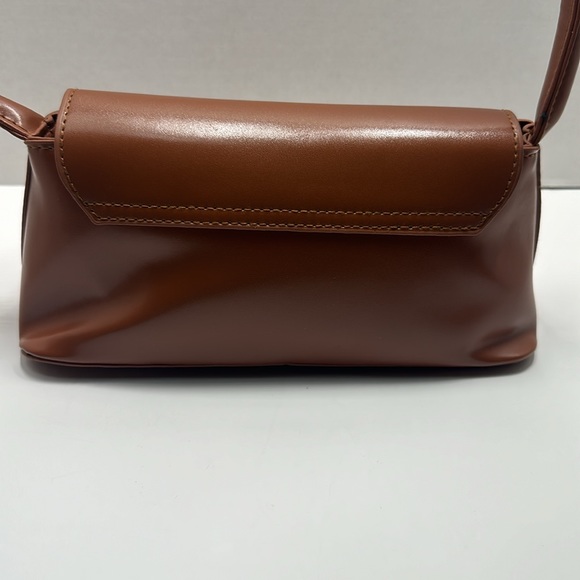 Classic and chic, this light brown baguette bag - Picture 10 of 12